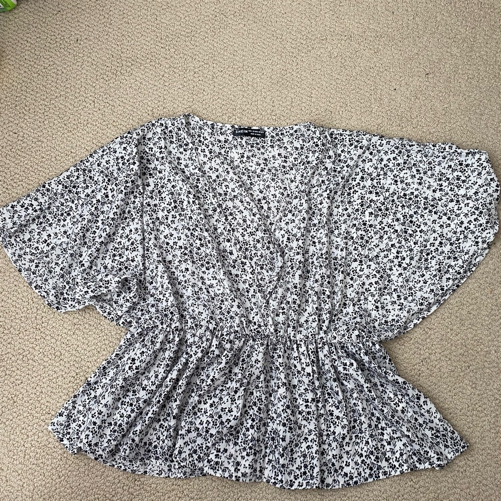 Cropped Shirt: Brand: Shein Color: Black/White Size: Large